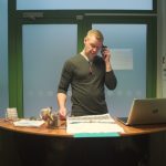 Kuvassa Petri Joensalo vastaamassa puhelimeen